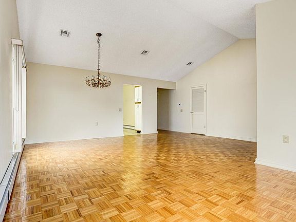 5th image of 40 Carmacks Way
