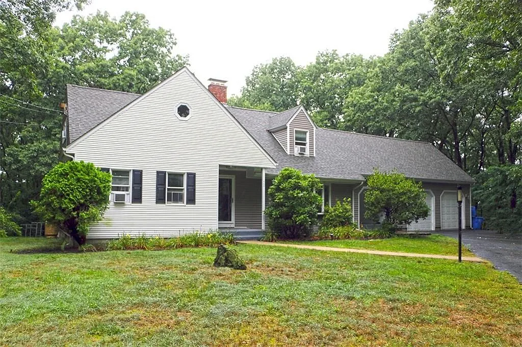 4 bed, 2.0 bath, 2524 sqft, $4,500 — Photo 2