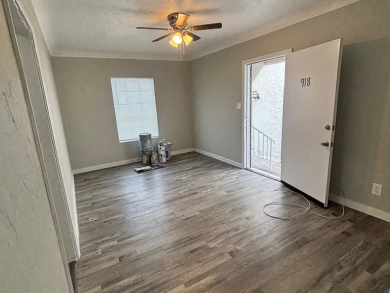 914 W 80th St #918 — Photo 3