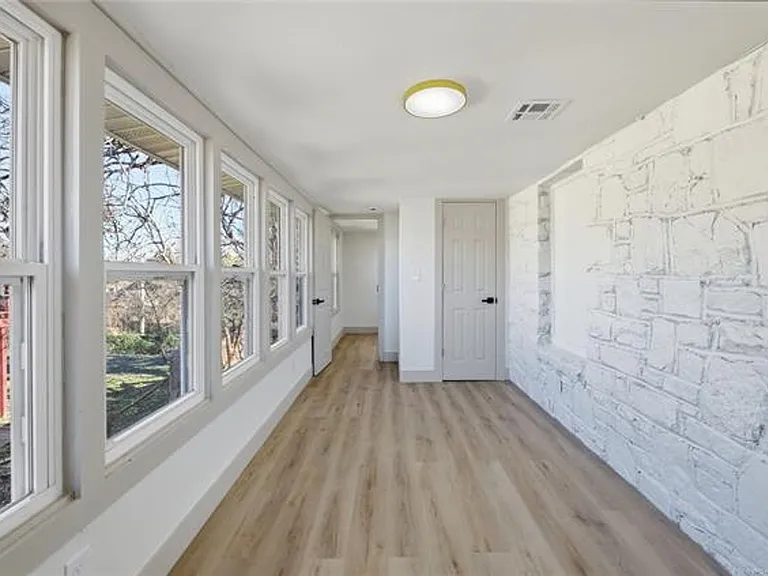 815 N Wilson Ave — Photo 2