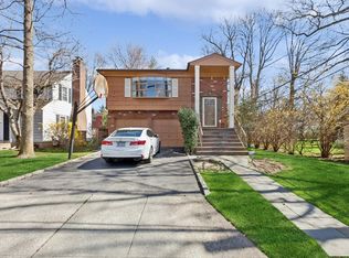 3 Johnstone Rd, Great Neck, NY 11021