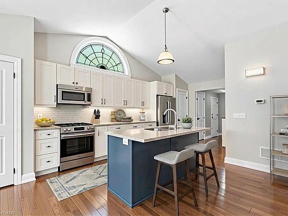5th image of 54 Frederick St