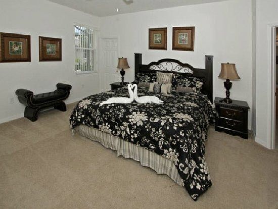 TL5P108MC-king-master-bedroom