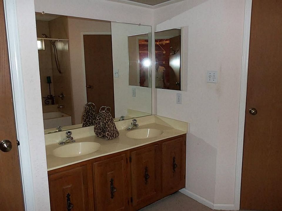 DOUBLE SINK IN MASTER BATHROOM