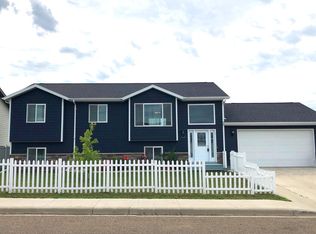 560 5th Ave SE, Dickinson, ND 58601