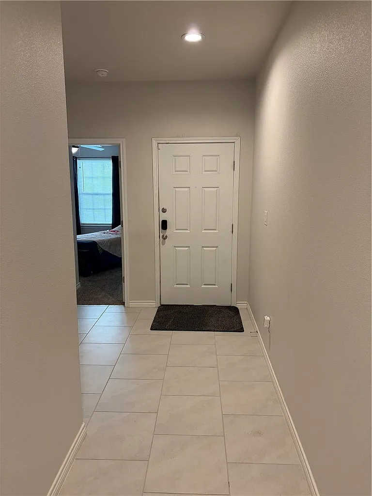 Building Photo - 2301 Sky Crest Dr