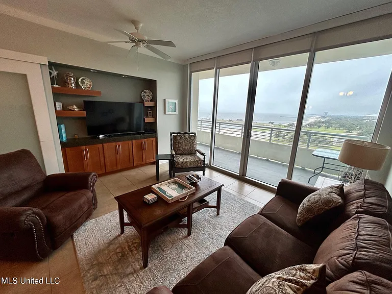2060 Beach Blvd #901 — Photo 4