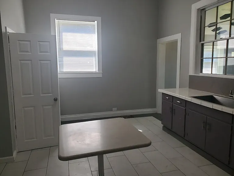 803 Woodlawn St — Photo 5