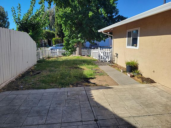 3rd image of 124 E Trident Dr
