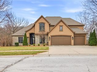 10514 River Hills Dr, Parkville, MO 64152