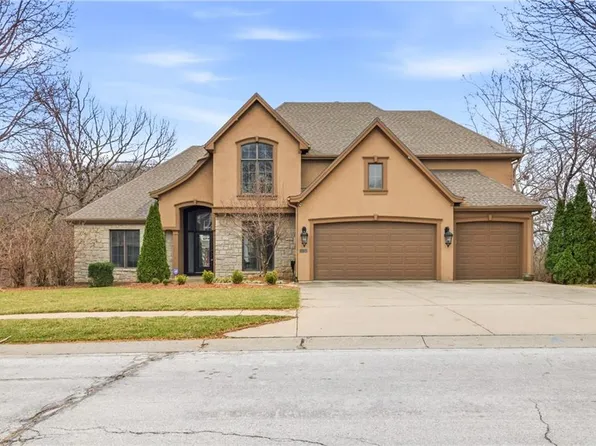 10514 River Hills Dr, Parkville, MO 64152