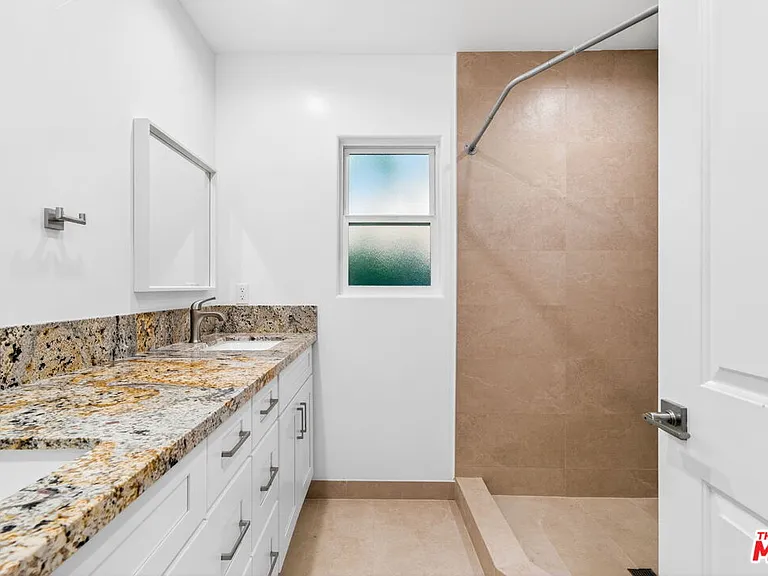 17623 Burbank Blvd — Photo 16