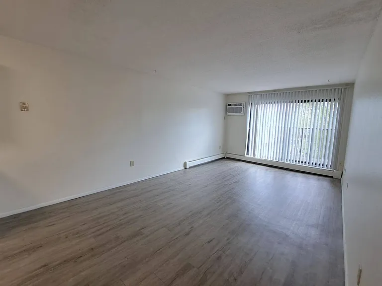 Van Dyke Apartments — Photo 48