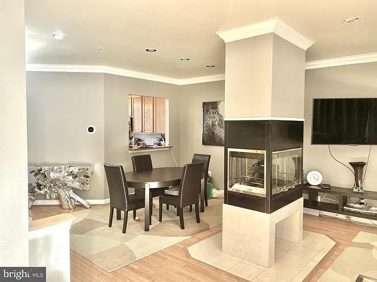 55 Taverngreen Ct — Photo 3