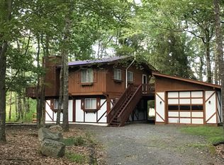 106 Rockwood Dr, Hawley, PA 18428