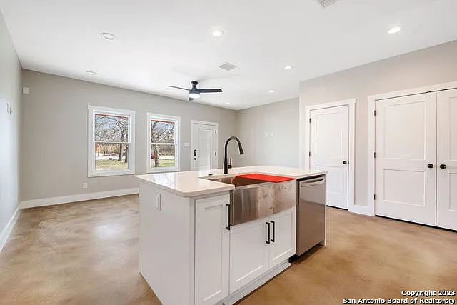 1910 E Houston St #4 — Photo 11