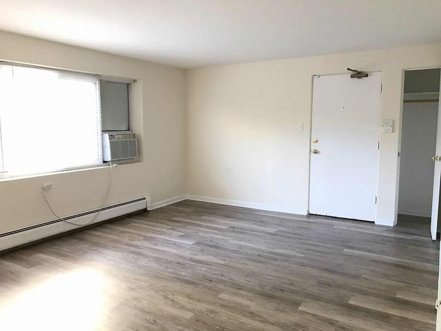Rarely Available, Garden apartment in convenient Evanston location! — Photo 3