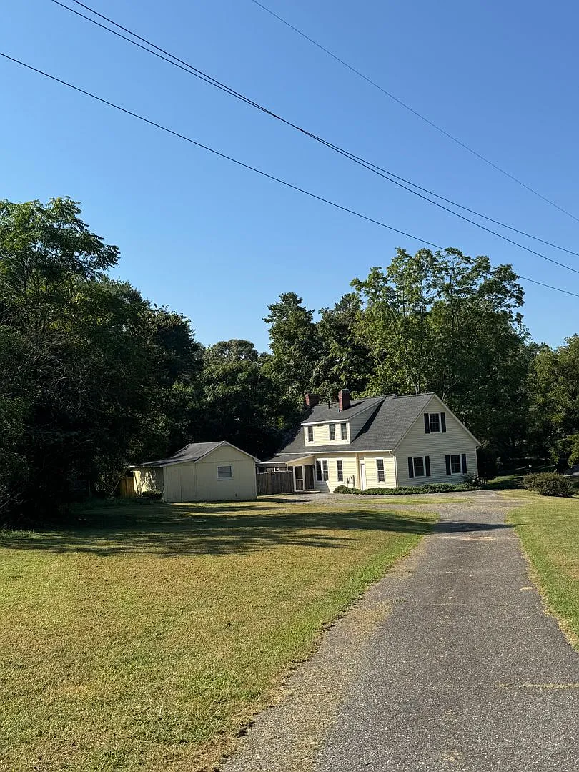 4 Bed / 3 Bath with 1/2 acre in Historic Shelby, NC Neighborhood — Photo 2