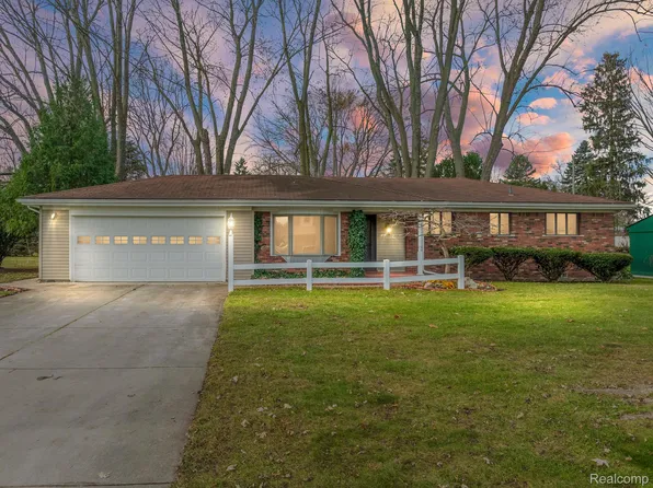 37925 Pineridge St, Harrison Township, MI 48045