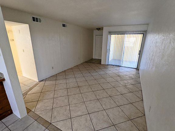 5th image of 2609 N Oleander Ave