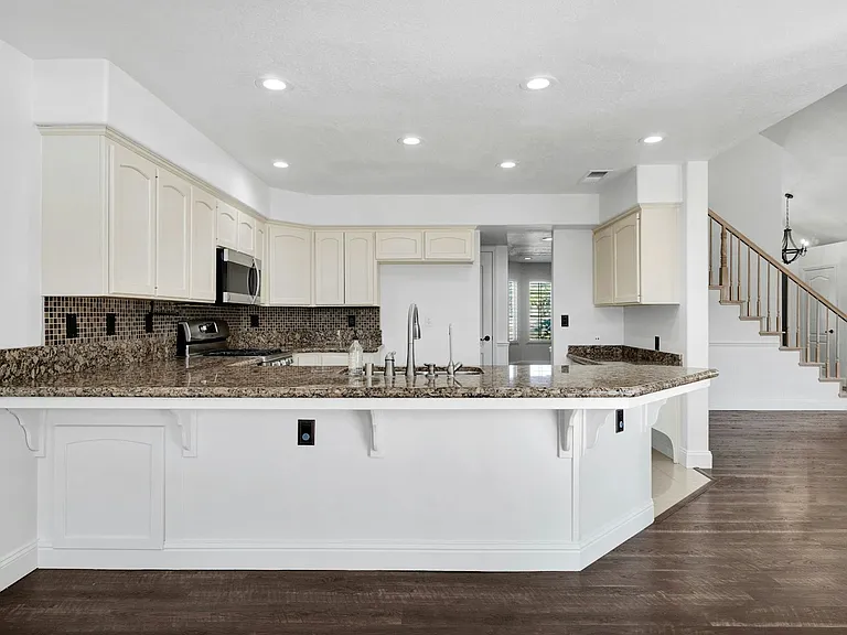 3513 W Vartikian Ave — Photo 24