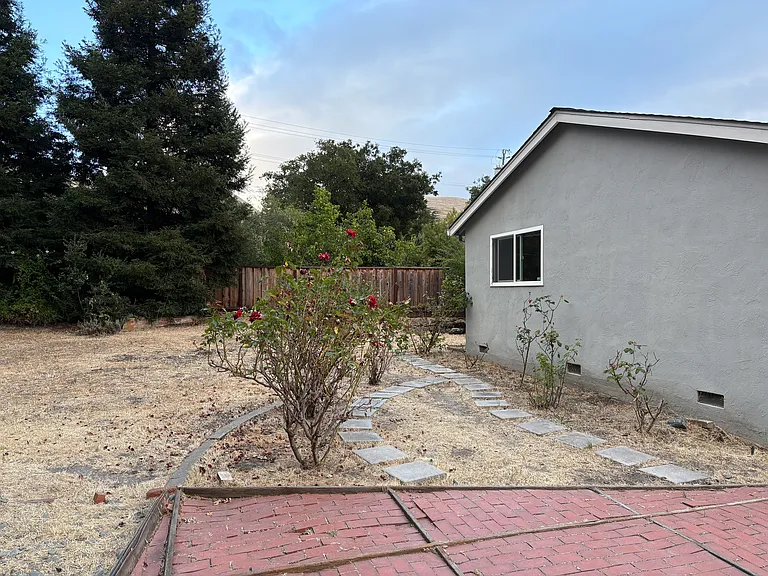 215 Saint Nicholas Ct — Photo 18