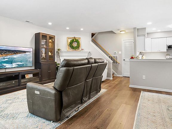 4th image of 73 Bayberry Ct #73