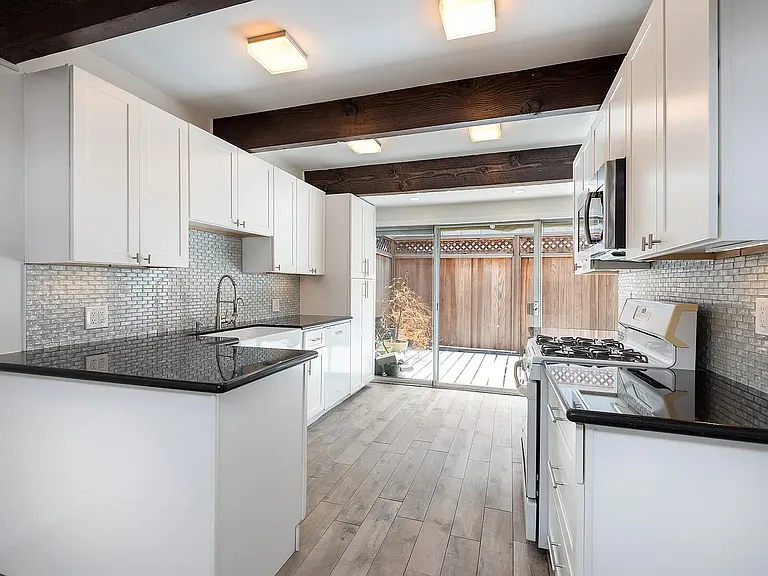 4040 Grand View Blvd #15 — Photo 1