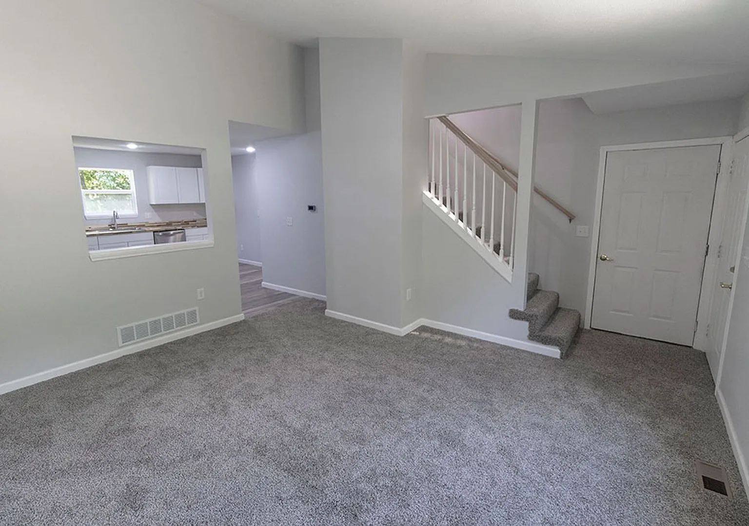 Large Duplex with Head-turning Style, Extraordinary Location. — Photo 3