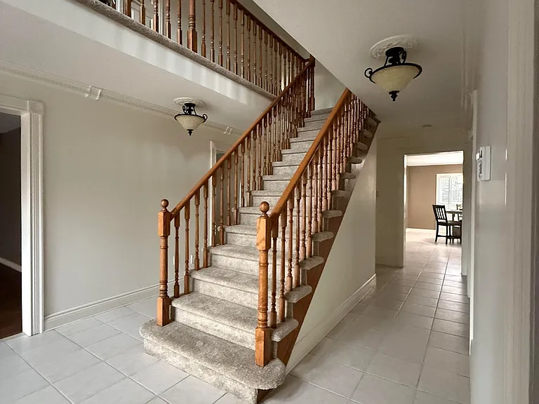 492 Palmtree Cres — Photo 2