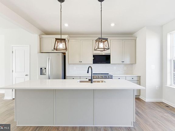 5th image of 210 Monteith Dr