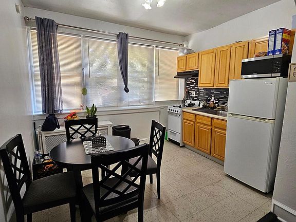 4th image of 521 W Roosevelt Blvd