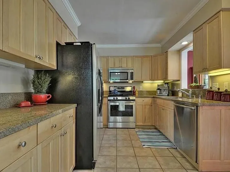 675 Middle Ave — Photo 9