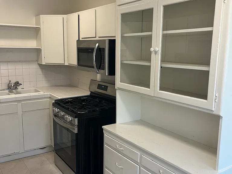 111 1/2 S Juanita Ave — Photo 4