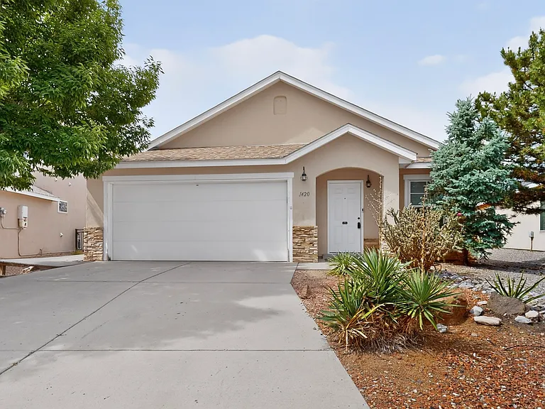 Beautiful 3/2 Single Family home in a quiet neighborhood in Cabezon.