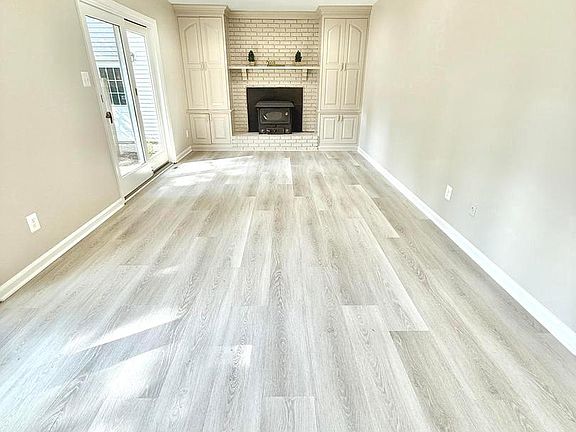 5th image of 2960 Hibbard St