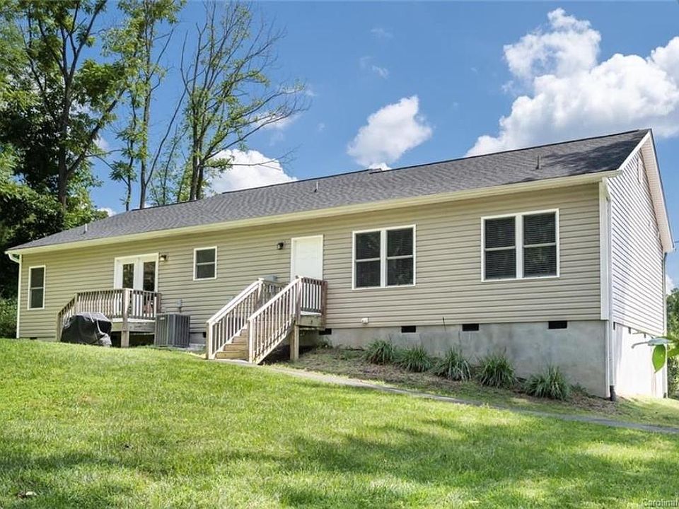 Back of home, in law private driveway, walkway and entrance.
