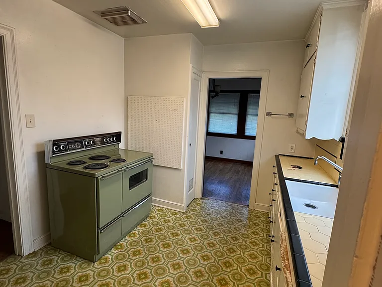 210 E Wyandotte St — Photo 11