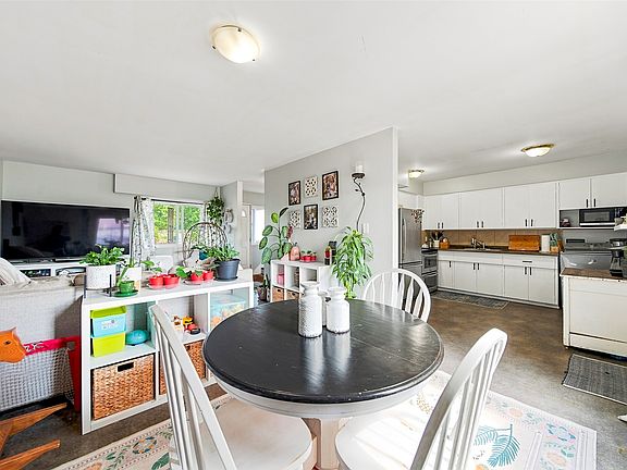5th image of 2390 Seyom Cres #4
