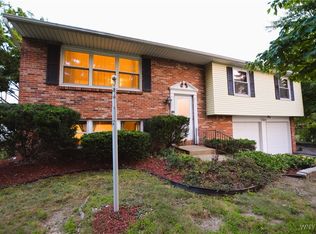 1305 Crescent Dr, Derby, NY 14047