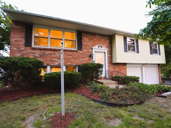 1305 Crescent Dr, Derby, NY 14047