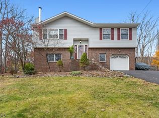 7 Dover Milton Rd, Oak Ridge, NJ 07438