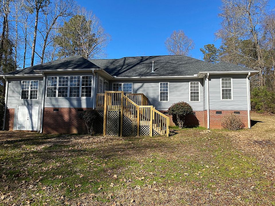 Rear view of the home.