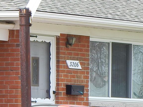 2nd image of 3206 Earl Dr
