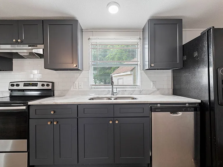 215 Loranger Dr — Photo 7