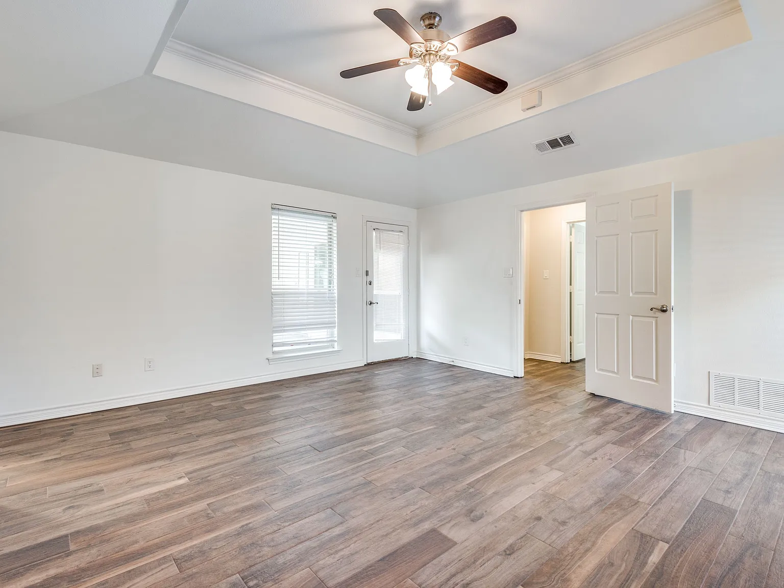 4 bed, 3.0 bath, 2582 sqft, $3,300 — Photo 3