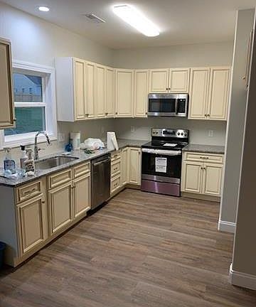 3rd image of 358 Brookfield Dr