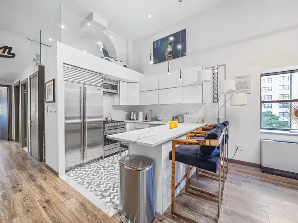 205 East 16th Street image 2 of 17