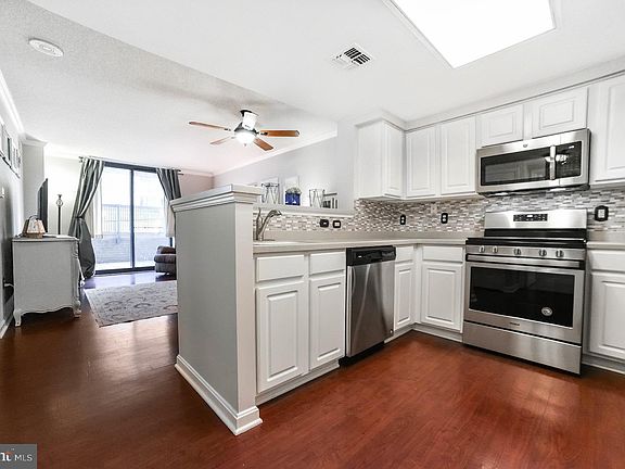 5th image of 3835 9th St #107E