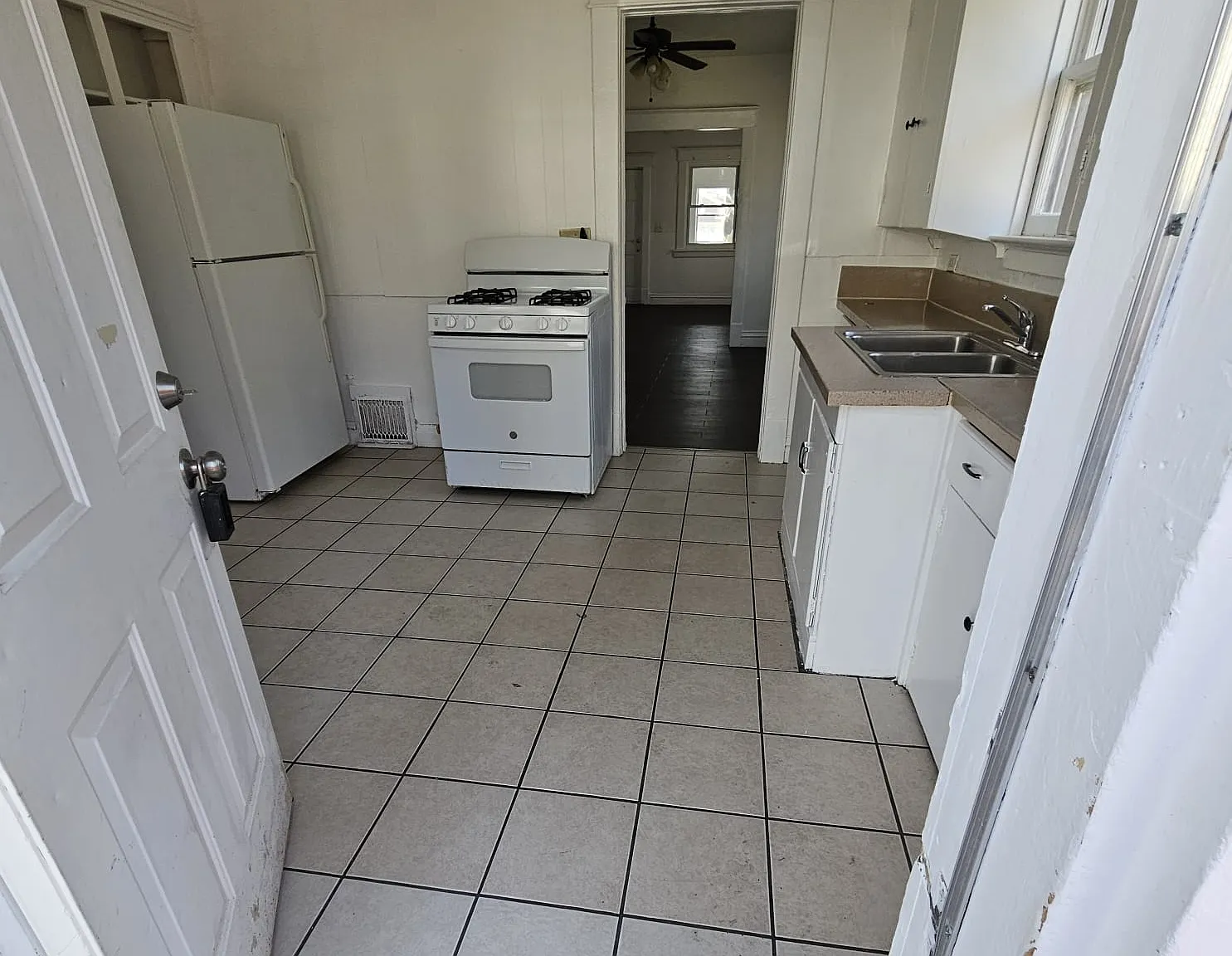 2 bed, 900 sqft, $1,350 — Photo 2